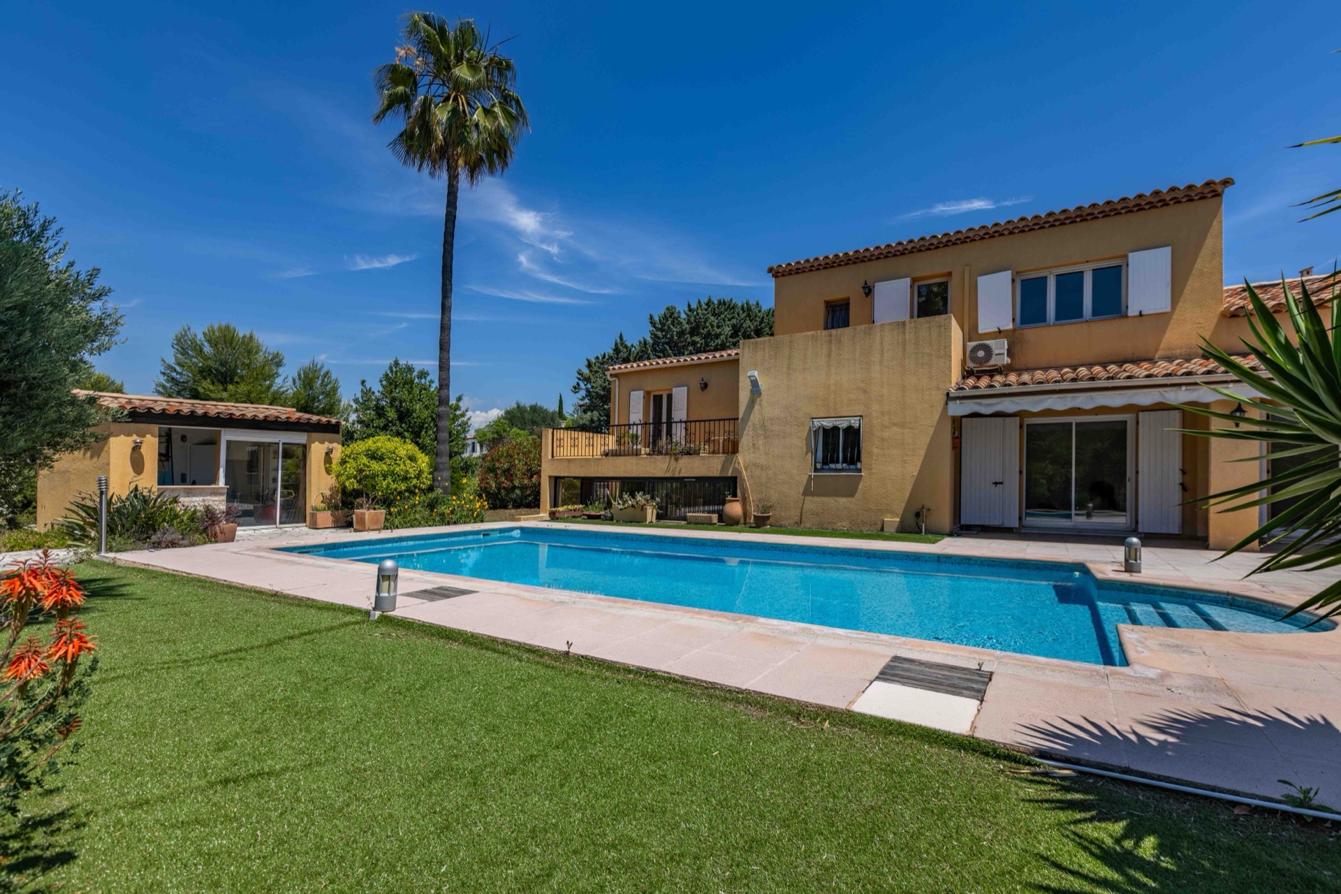 Photo immobilière d'une villa provençale avec piscine, Côte d'Azur
